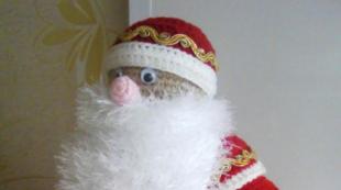 Кукла Дед Мороз крючком. Мастер — класс от Арины! Дед Мороз – крючком, схема вязания с фото Вязаные дед мороз и снегурочка крючком схемы